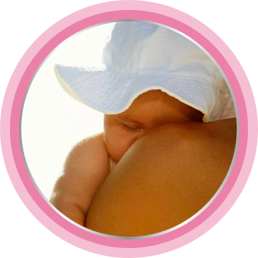 bébé dort avec un chapeau sur épaule de maman