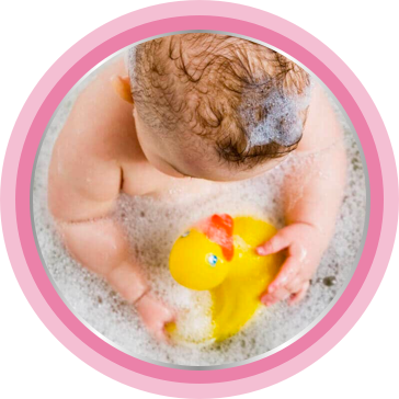 bébé dans son bain joue avec un jouet canard